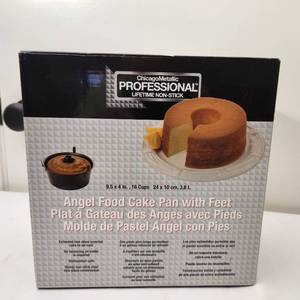 lot 88 image: New in Box Angel Food Cake Pan with Feet