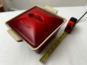 lot 143 image: Le Creuset Heritage Stoneware Covered Sqare Baker 2 Qt in Flame Like New Condition
