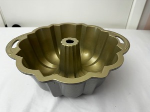 lot 95 image: Like New Nordic Ware Original Bundt Pan 10 To 15 Cup Capacity
