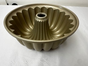 lot 96 image: Like New Nordic Ware Elegant Party Bundt Pan 10 Cup Capacity