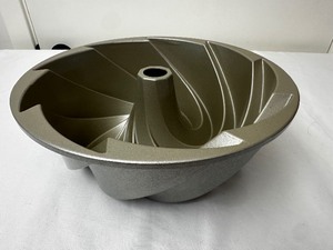 lot 97 image: Like New Nordic Ware Heritage Bundt Pan 10 Cup Capacity