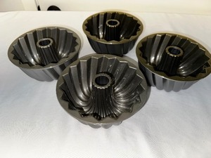 lot 101 image: Set Up For Small Bundt Pans
