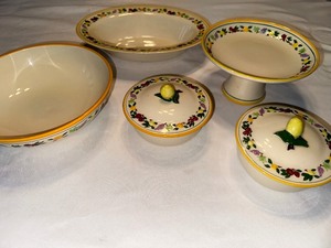 lot 144 image: Vintage Franciscan Small Fruits Serving Pieces