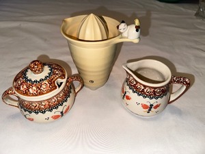 lot 151 image: Decorative Sugar and Creamer and Juicer