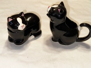 lot 146 image: Vintage Takahashi Ceramic Cat Sugar and Creamer Set