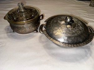 lot 147 image: Vintage Pyrex Reverse Stamp Dish with Lid and Vintage Everlast Forged Aluminum Mid-Century Server with Lid