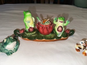 lot 148 image: Vintage Frogs on Lily Pad Salt and Pepper Shakers, Small Ceramic Ducks, and Frog