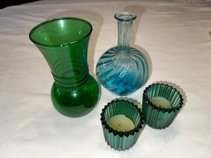 lot 172 image: Vintage Anchor Hocking Green Vase, Ribbed Aqua Blue Swirl Glass Vase, and Tea Light Candle Holders