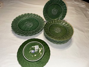 lot 185 image: Eight Vintage Pier 1 Green Basket Weave Salad Plates And Two Dinner Plates