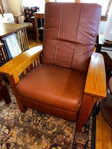 lot 193 image: Vintage Stickley Leather And Wood Recliner In Excellent Condition Measuring 33.5W X 34D X 42H