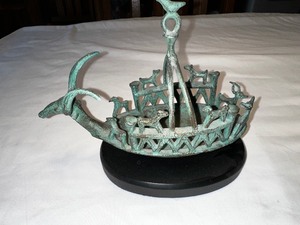 lot 196 image: Etruscan Spirit Boat Genuine Smithsonian Replica Genuine Souvenir Oil Lamp