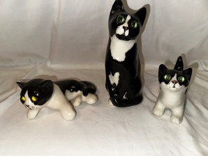 lot 207 image: Three Vintage Black And White Cats