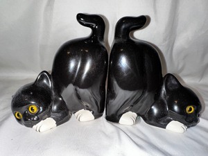 lot 215 image: Vintage 1950s Cat Bookends, set of 2 Greey Glass Eyed Cats