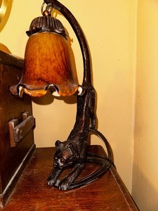 lot 218 image: Vintage Crouching Cat Feline Lamp Statue