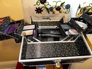 lot 257 image: Makeup Case as seen in photos