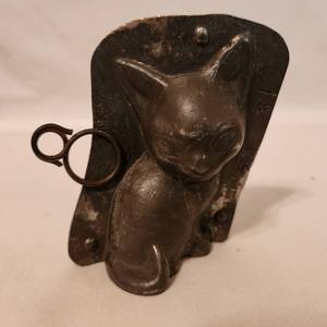 lot 245 image: Antique Chocolate Cat Candy Metal Mold
