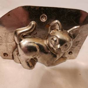 lot 250 image: Antique Chocolate Cat Candy Metal Mold
