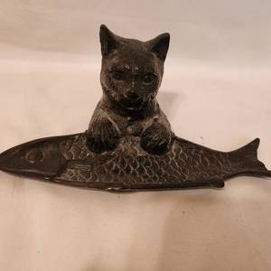 lot 253 image: Vintage Bronze Cat and Fish Trinket Pen Tray