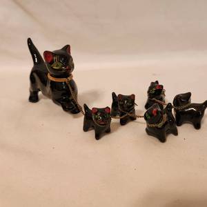 lot 254 image: Vintage Redware Cat and Kittens on Leash