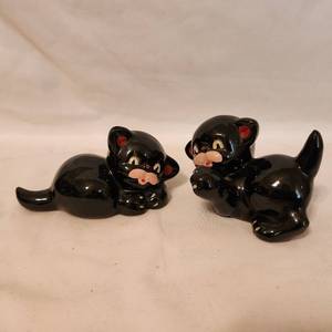 lot 255 image: Vintage Redware Cats
