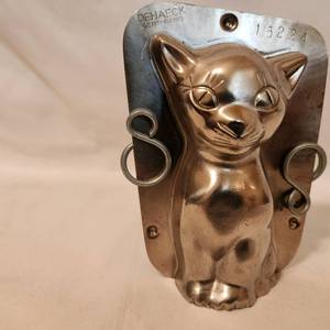 lot 258 image: Antique Chocolate Cat Candy Metal Mold