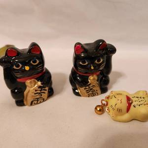 lot 260 image: Vintage Lucky Redware Cats