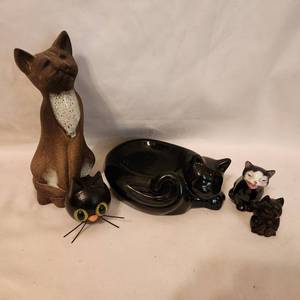 lot 261 image: Variety of Vintage and Antique Cat Figurines