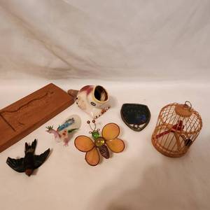 lot 269 image: Variety of Bird Decor
