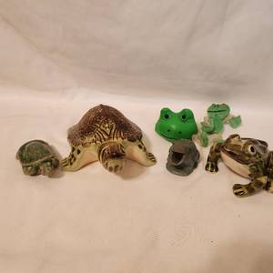 lot 271 image: Variety of FrogTurtle Figurines