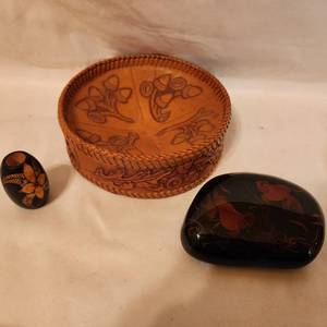 lot 272 image: Various Hand Painted carved souveniers