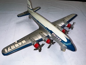 lot 374 image: Vintage United Airlines DC-7 Mainliner Toy Tin Plane