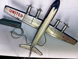 lot 375 image: Vintage United Airlines Toy Airplane With Original Remote In Good Condition