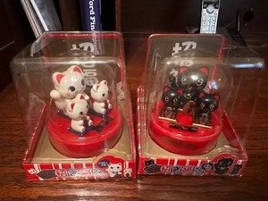 lot 214 image: Vintage Solar Powered Bobbing Head Lucky Cats In Black And White