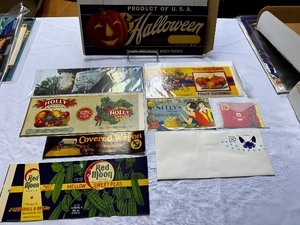 lot 320 image: Variety of Vintage Fruit Labels Art