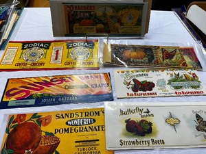 lot 321 image: Variety of Vintage Fruit Labels Art