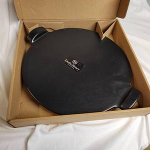 lot 288 image: Emile Henry Black Pizza Stone New In Box