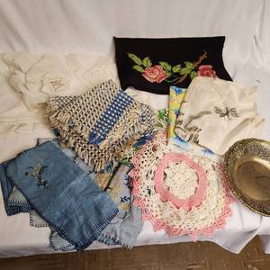 lot 290 image: Box Of Vintage, Handmade Table, Linens, Napkins, Needlepoint And Lace