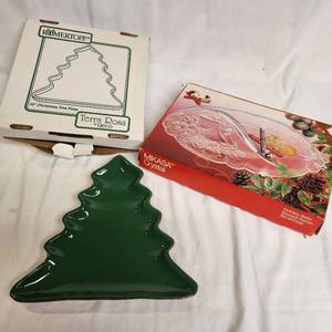lot 293 image: Two Holiday Serving Plates
