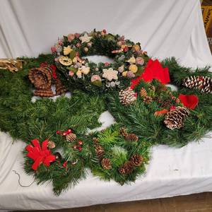 lot 296 image: Variety Of Christmas Wreaths And Door Hanger