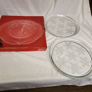 lot 302 image: Three Holiday Platters