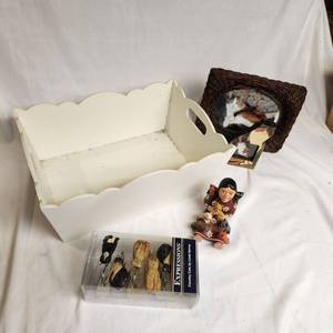 lot 304 image: White Crate And A Variety Of Cat Decor