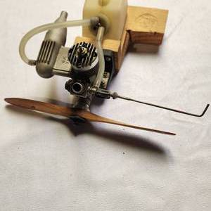 lot 379 image: Vintage Model Airplane Engine and Propeller