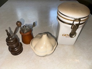 lot 408 image: Le Creuset Cast Iron Enamel Coated Petite Garlic Roaster and Two Vintage Pepper Grinders