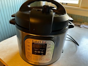 lot 393 image: Instant Pot Pressure Cooker