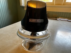 lot 394 image: Black and Decker Glass Bowl Chopper