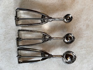 lot 410 image: Three Stainless Steel EZ Grip Cookie Scoops 1T, 2T and 3T size