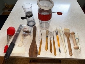 lot 418 image: Variety of Miscellaneous Kitchen Tools