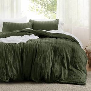 lot 525 image: Bedsure Striped Tufted Duvet Cover King Size