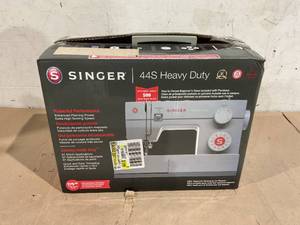 lot 105 image: SINGER Heavy Duty 44S Mechanical Sewing Machine, Powerful Performance