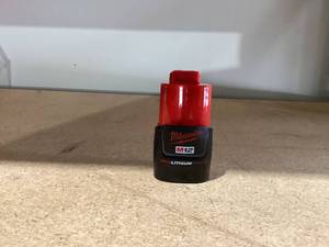 lot 472 image: Milwaukee 48-11-2420 M12 REDLITHIUM 2.0 Compact Battery